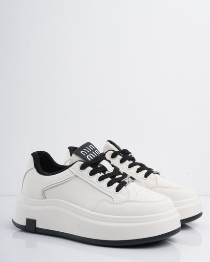 Tenis blancos con plataforma y cordones negros