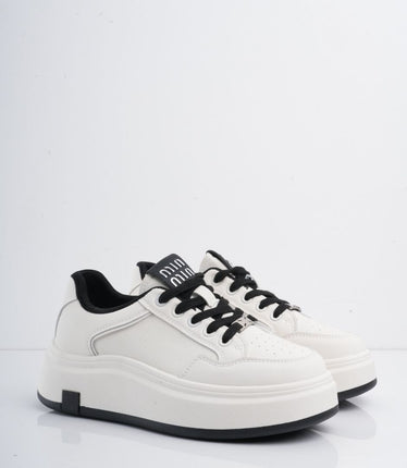 Tenis blancos con plataforma y cordones negros
