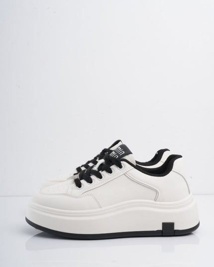 Tenis blancos con plataforma y cordones negros