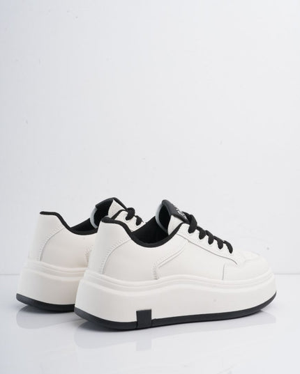 Tenis blancos con plataforma y cordones negros