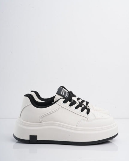 Tenis blancos con plataforma y cordones negros