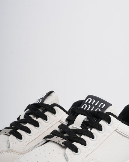 Tenis blancos con plataforma y cordones negros