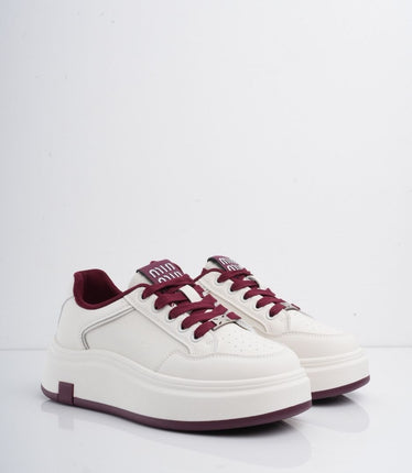 Tenis blancos con plataforma y cordones vinotinto