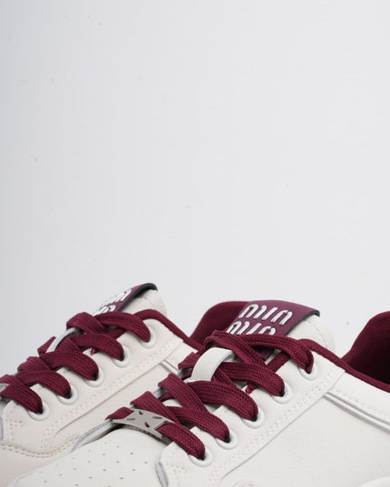 Tenis blancos con plataforma y cordones vinotinto