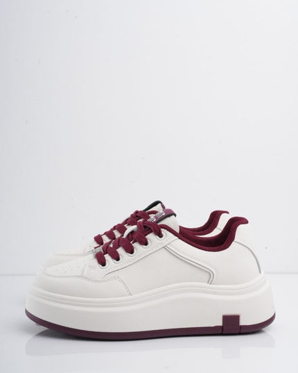 Tenis blancos con plataforma y cordones vinotinto