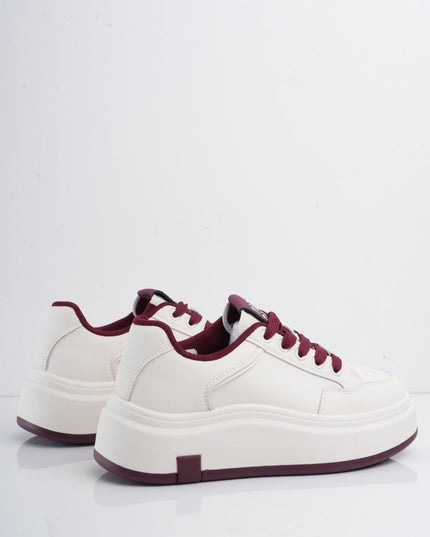 Tenis blancos con plataforma y cordones vinotinto