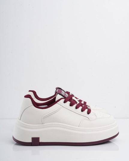 Tenis blancos con plataforma y cordones vinotinto