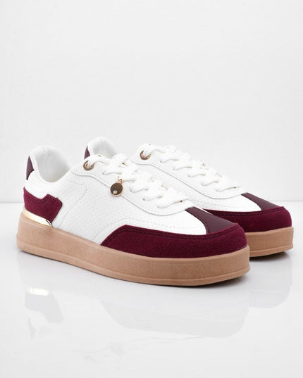 Tenis blancos con suela café y puntera vino