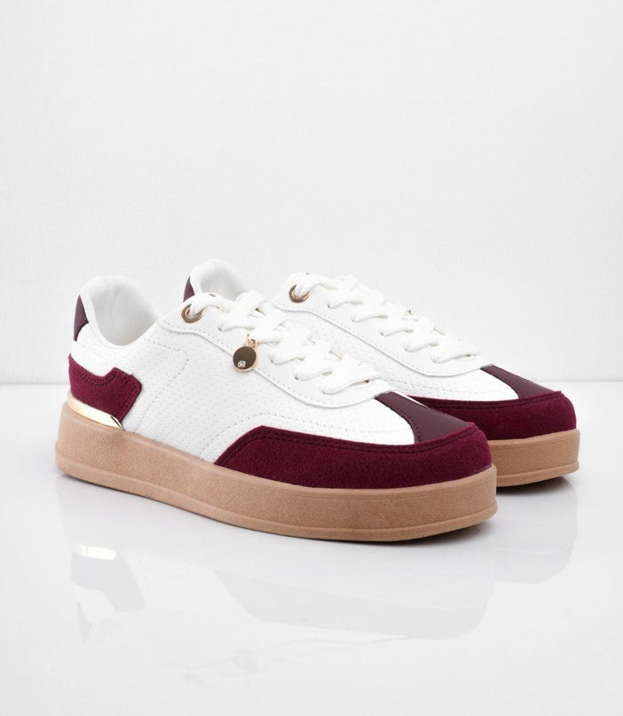 Tenis blancos con suela café y puntera vino