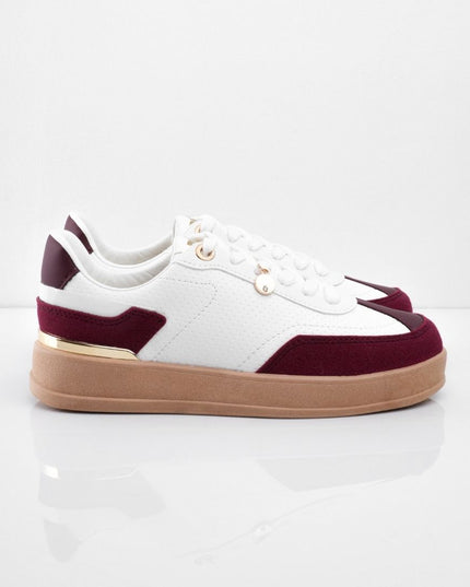 Tenis blancos con suela café y puntera vino