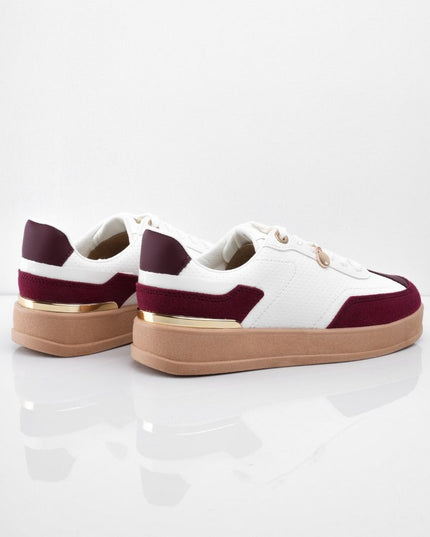 Tenis blancos con suela café y puntera vino