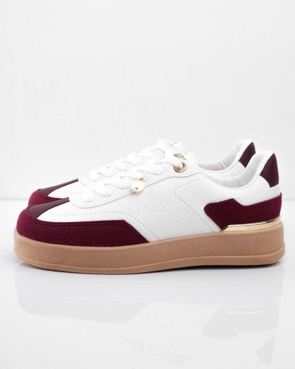 Tenis blancos con suela café y puntera vino