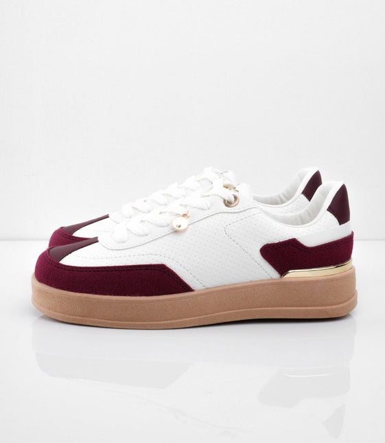 Tenis blancos con suela café y puntera vino