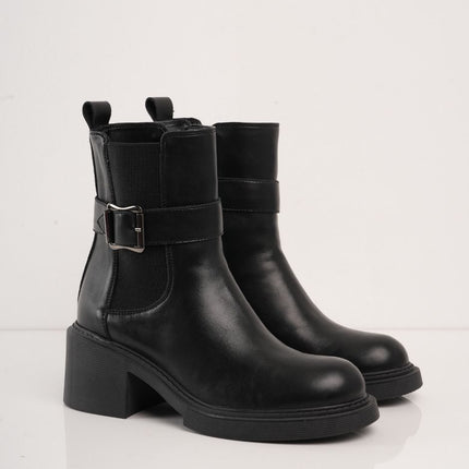 Botin negro con tacón y correa detalle