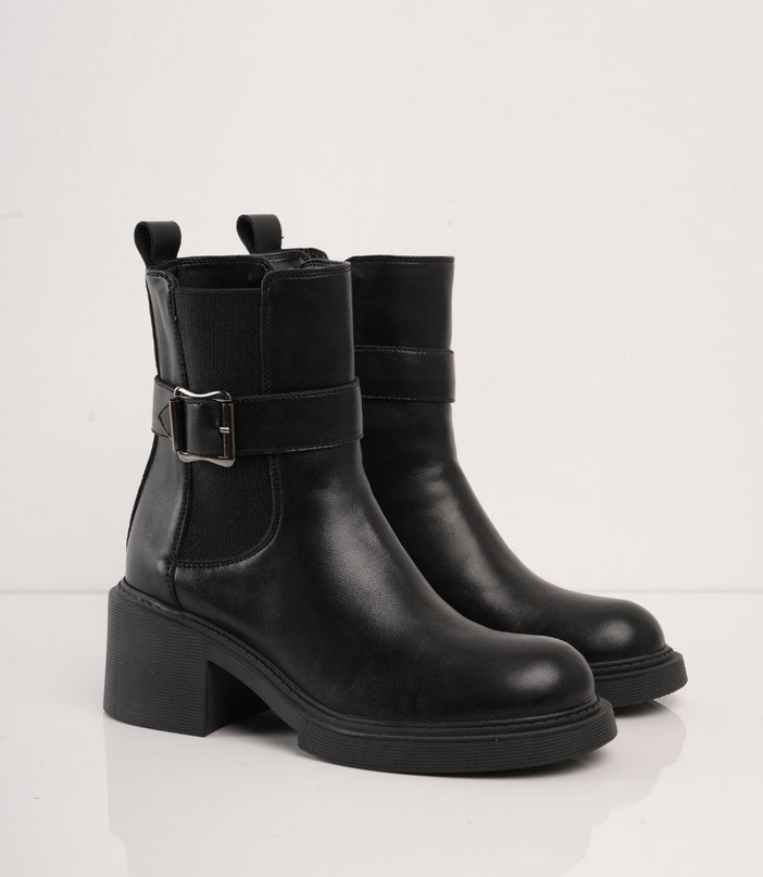 Botin negro con tacón y correa detalle