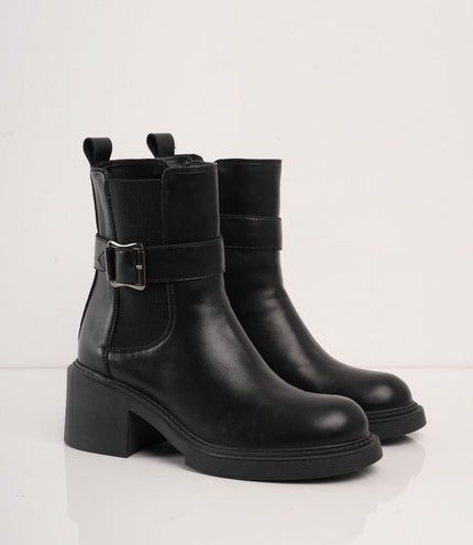 Botin negro con tacón y correa detalle
