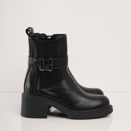 Botin negro con tacón y correa detalle