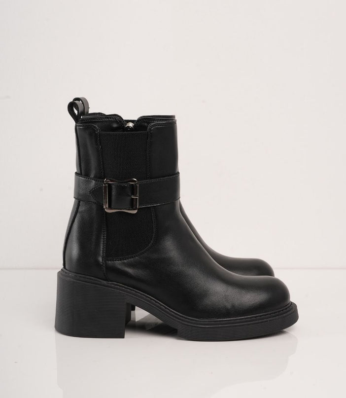 Botin negro con tacón y correa detalle