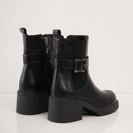Botin negro con tacón y correa detalle