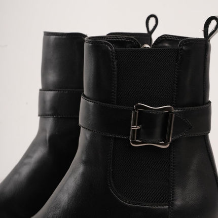 Botin negro con tacón y correa detalle