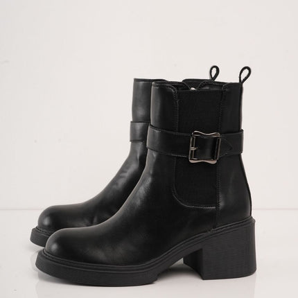Botin negro con tacón y correa detalle