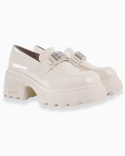 Mocasines crema de charol con hebilla plata