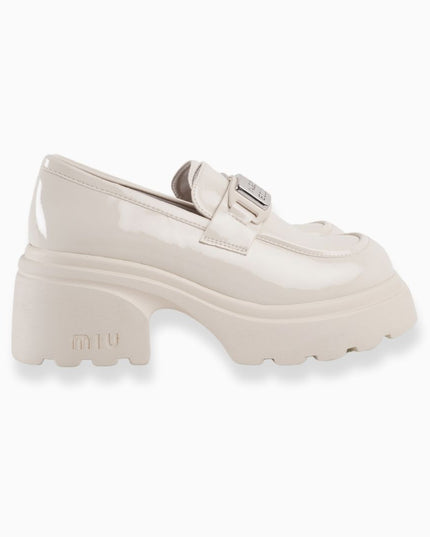 Mocasines crema de charol con hebilla plata