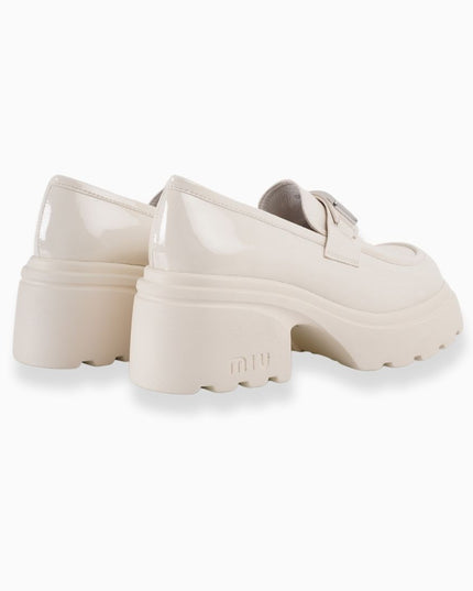 Mocasines crema de charol con hebilla plata