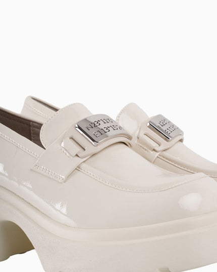 Mocasines crema de charol con hebilla plata