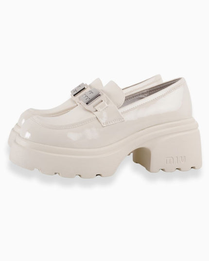 Mocasines crema de charol con hebilla plata