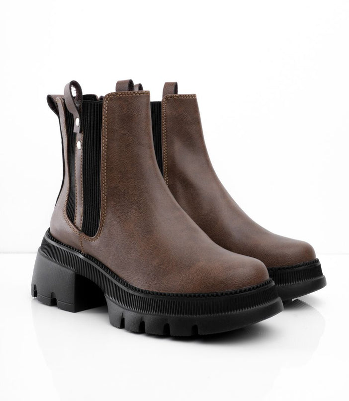 Botines almendra con resortes laterales