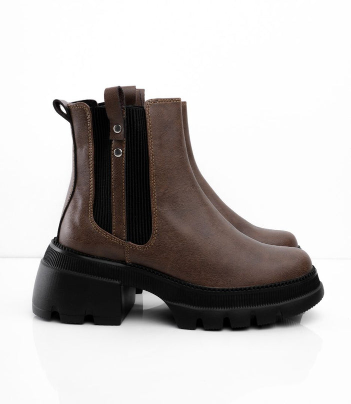 Botines almendra con resortes laterales