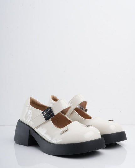 Mocasines blancos en charol de correa y apliques plata