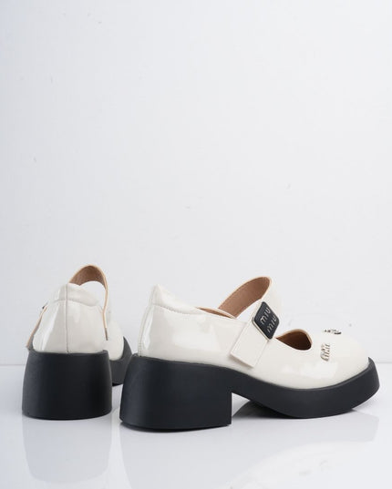 Mocasines blancos en charol de correa y apliques plata