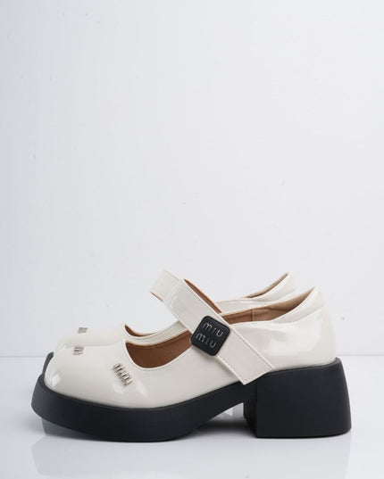 Mocasines blancos en charol de correa y apliques plata