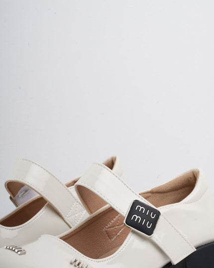 Mocasines blancos en charol de correa y apliques plata