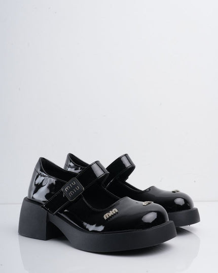 Mocasines negros en charol de correa y apliques plata