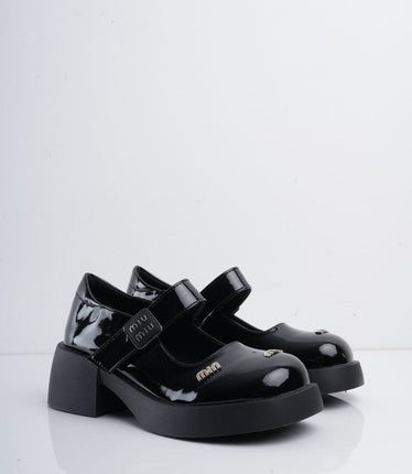Mocasines negros en charol de correa y apliques plata