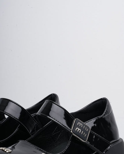 Mocasines negros en charol de correa y apliques plata