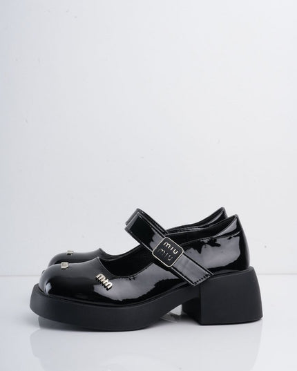 Mocasines negros en charol de correa y apliques plata