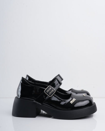 Mocasines negros en charol de correa y apliques plata
