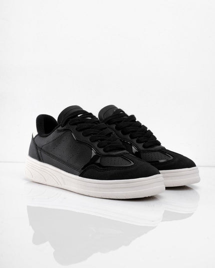 Tenis negros con puntera en gamuza