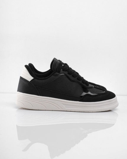 Tenis negros con puntera en gamuza