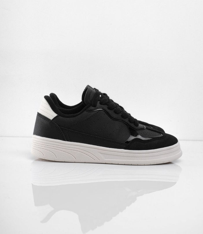 Tenis negros con puntera en gamuza