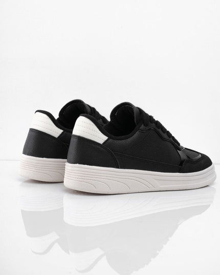 Tenis negros con puntera en gamuza