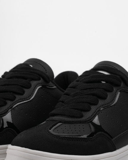 Tenis negros con puntera en gamuza