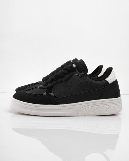 Tenis negros con puntera en gamuza