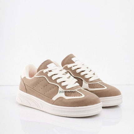 Tenis taupe en gamuza con detalles blancos