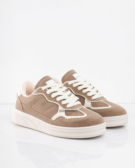 Tenis taupe en gamuza con detalles blancos