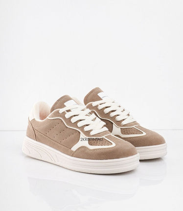 Tenis taupe en gamuza con detalles blancos